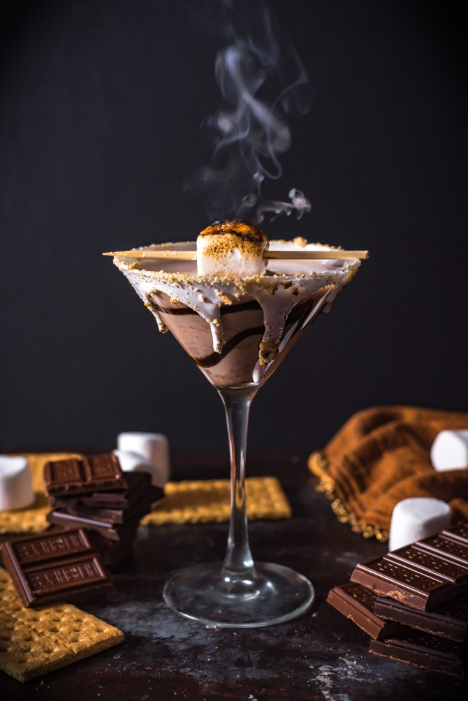 S'mores Martini. This creamy, chocolatey cocktail tastes like a boozy version of your favorite campfire treat. | hostthetoast.com