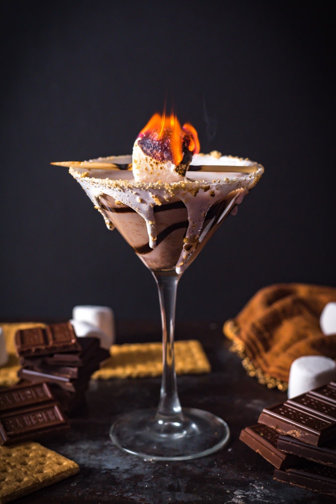 S'mores Martini. This creamy, chocolatey cocktail tastes like a boozy version of your favorite campfire treat. | hostthetoast.com