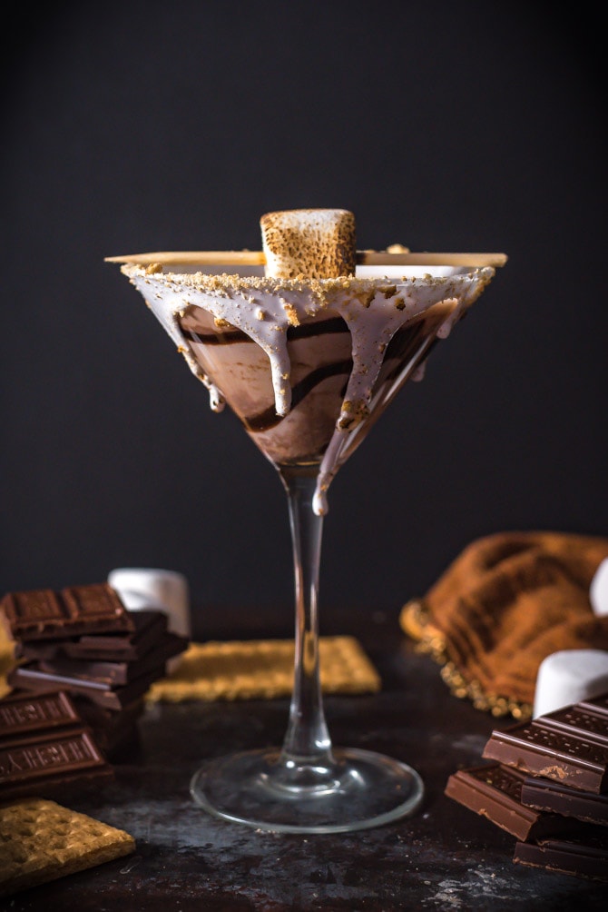 S'mores Martini. This creamy, chocolatey cocktail tastes like a boozy version of your favorite campfire treat. | hostthetoast.com