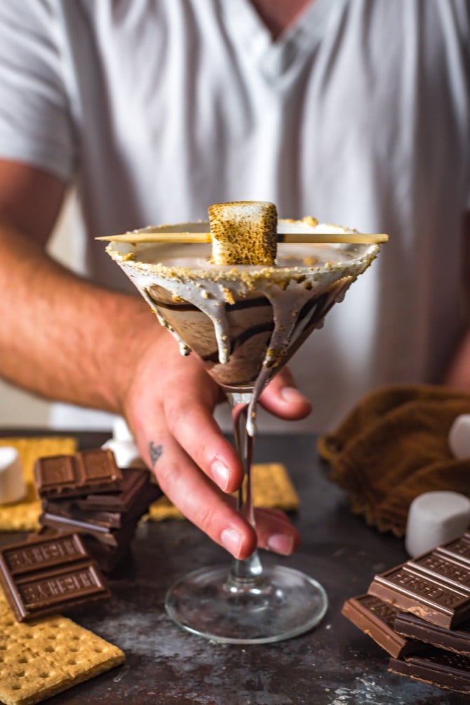 S'mores Martini. This creamy, chocolatey cocktail tastes like a boozy version of your favorite campfire treat. | hostthetoast.com
