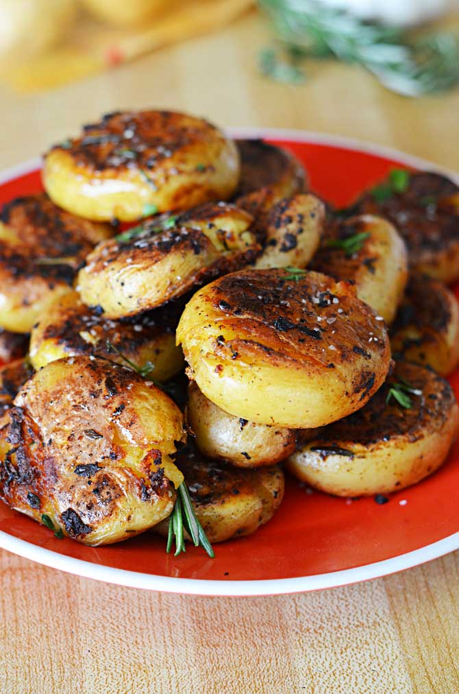 Crispy-Outside Creamy-Inside Garlic Herb Potatoes. Quite possibly the BEST POTATOES / SIDE DISH EVER. | hostthetoast.com