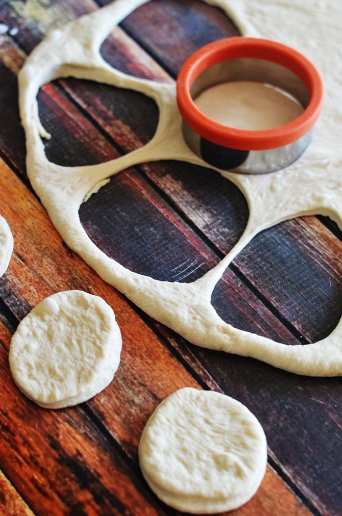 Sun-Dried Tomato & Feta Pull-Apart Garlic Knots.  Frozen bread dough makes them easy to prepare.  The toppings make them easy to devour. | hostthetoast.com