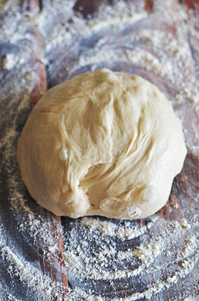 Sun-Dried Tomato & Feta Pull-Apart Garlic Knots.  Frozen bread dough makes them easy to prepare.  The toppings make them easy to devour. | hostthetoast.com