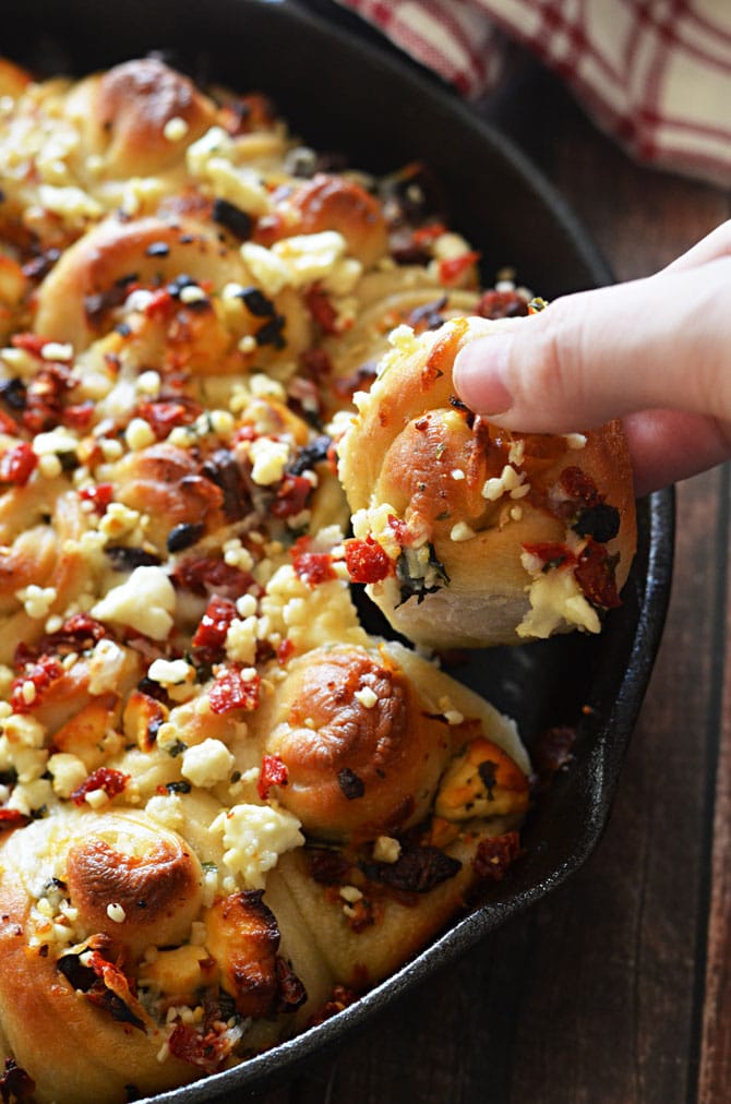 Sun-Dried Tomato & Feta Pull-Apart Garlic Knots.  Frozen bread dough makes them easy to prepare.  The toppings make them easy to devour. | hostthetoast.com