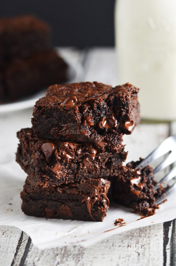 The Best One Bowl Brownies. These brownies will SERIOUSLY BLOW YOU AWAY. They don't require much more effort than the boxed stuff but they taste so much better! I'm in love with them. | hostthetoast.com