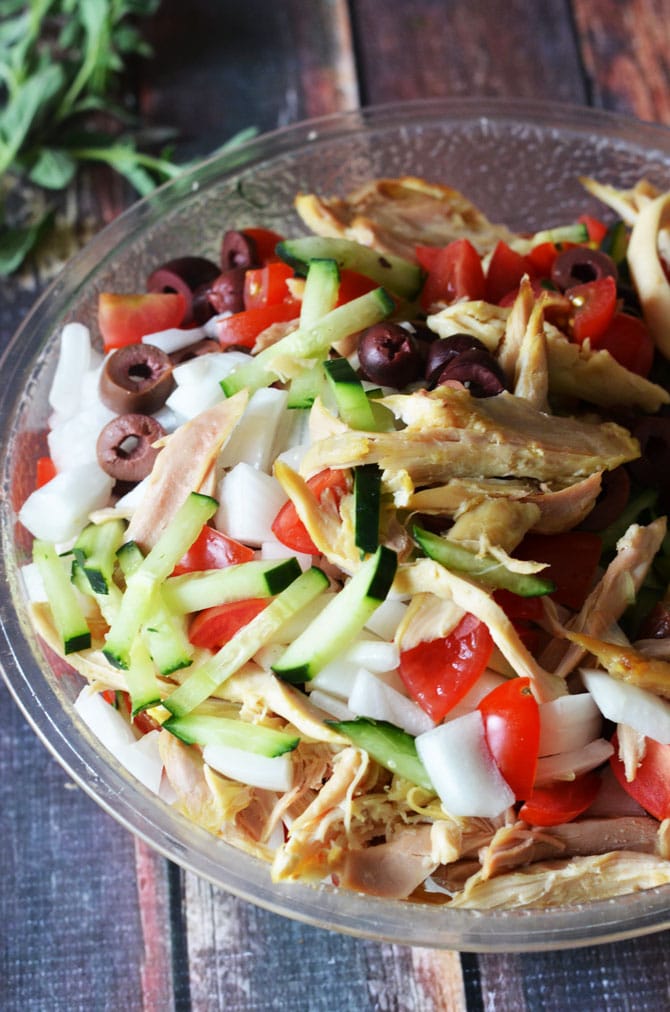 Easy Greek Tzatziki Chicken Salad. Delicious? Check. Easy? Check. Healthy? Check.  Find out how to make the no-cook quick summer salad! | hostthetoast.com