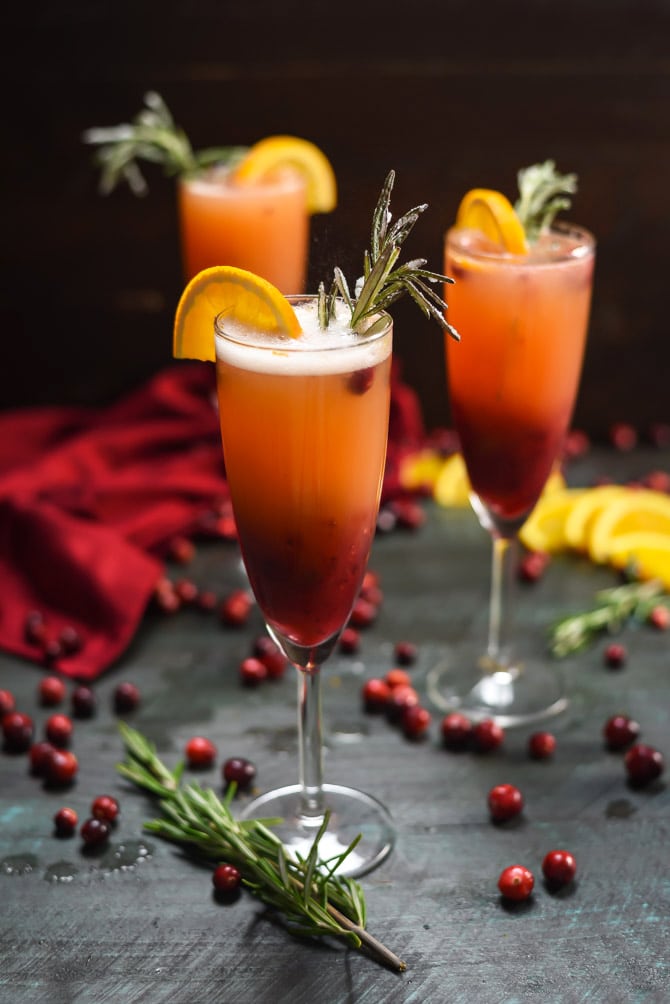 Holiday Cranberry Mimosas. This cocktail is perfect for Thanksgiving while you wait for dinner, or for Christmas morning! | hostthetoast.com