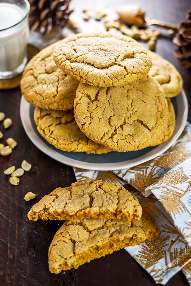 The Best Chewy Café-Style Peanut Butter Cookies. These soft and chewy cookies are a peanut butter lover's dream. Make them for your Christmas cookie exchange or just because! You're gonna love them. | hostthetoast.com