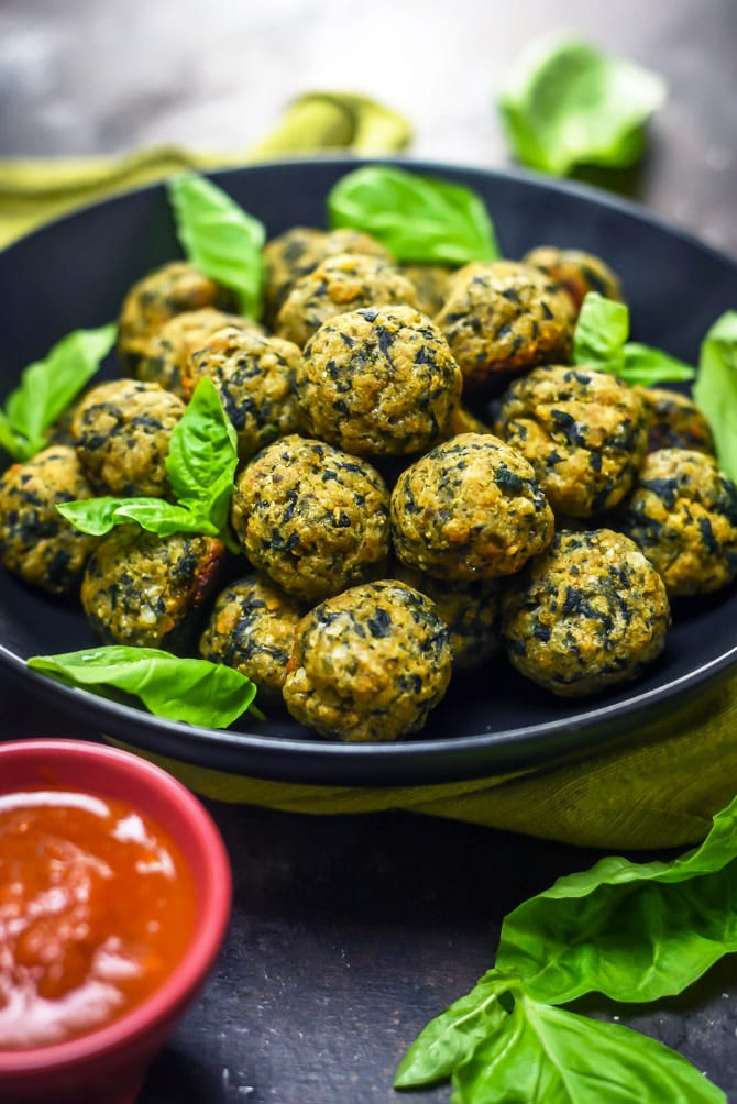 Pesto Parmesan Spinach Balls. These bite-sized appetizers are a party must-have! | hostthetoast.com
