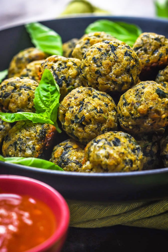 Pesto Parmesan Spinach Balls. These bite-sized appetizers are a party must-have! | hostthetoast.com