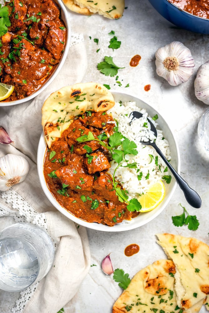 Einfaches Hühnchen Tikka Masala. Das kurze Marinieren in einer gewürzten Joghurtmischung hält das Huhn in diesem hausgemachten, indisch inspirierten Rezept zart und saftig, auch nachdem das Äußere für maximalen Geschmack verkohlt wurde. Der Star der Show, jedoch, könnte überhaupt nicht das Huhn sein. Es geht um diese cremige, beruhigende, geschmackvolle Currysauce! | hostthetoast.com's all about that creamy, comforting, flavor-packed curry sauce! | hostthetoast.com