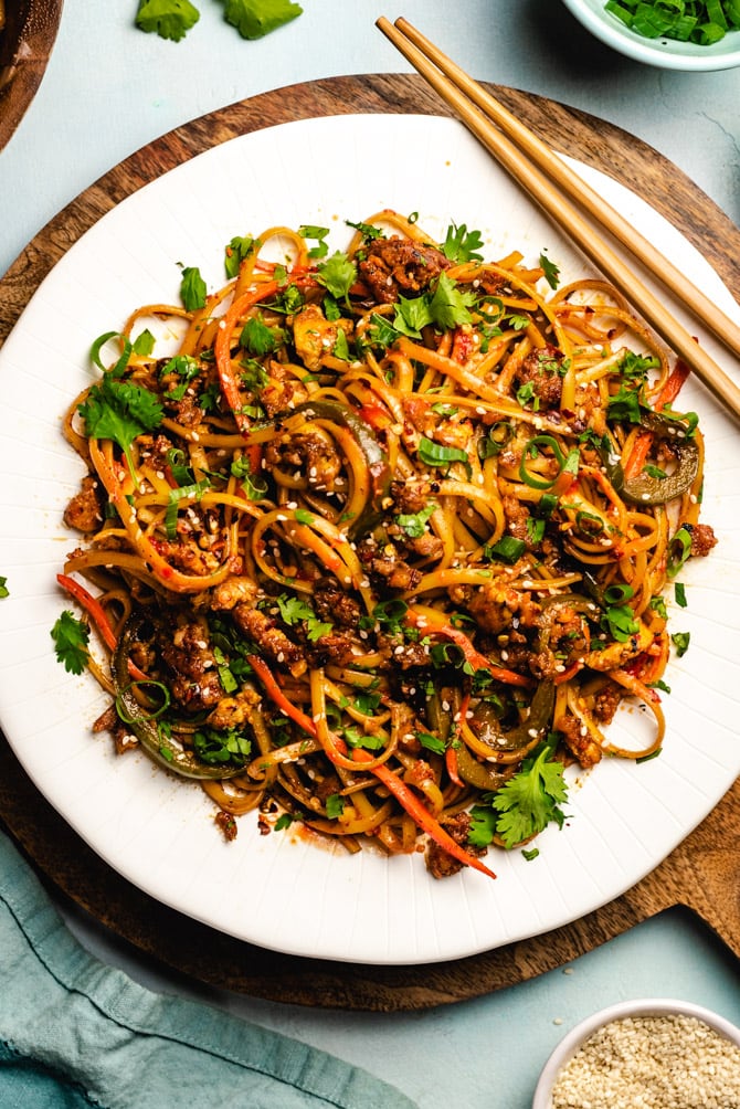 https://hostthetoast.com/wp-content/uploads/2019/08/Chili-Garlic-Noodles-with-Crispy-Tofu-3.jpg